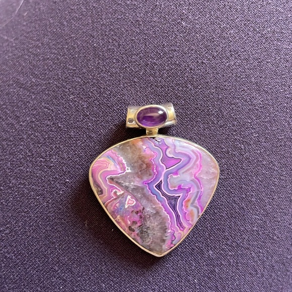 Purple dyed laguna lace agate sterling silver pendant - Picture 6 of 8